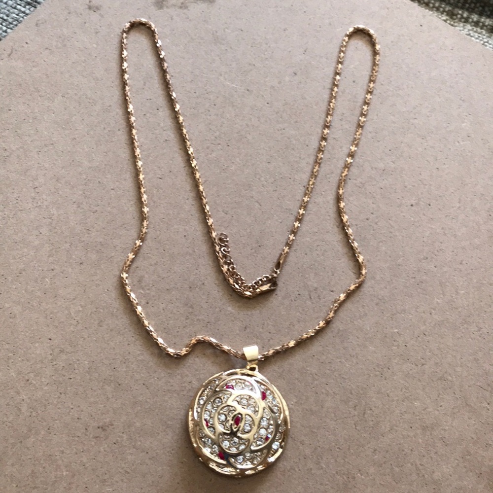 Long chain with pendant